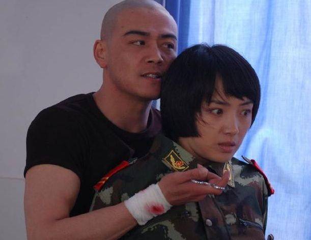 当时杨烁在《我是特种兵》这部剧中所饰演的是一个大毒枭马云飞,并且