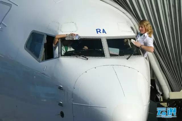 【航空科普】不说你知不知道 飞机风挡玻璃其实有三层