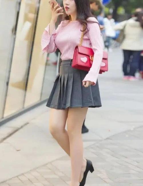 美女真会穿,百褶裙年轻人都很喜欢,走路上都是焦点