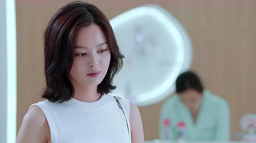 恋爱先生:顾遥来诊所,罗玥让顾遥填资料,罗玥把资料扔给张铭阳