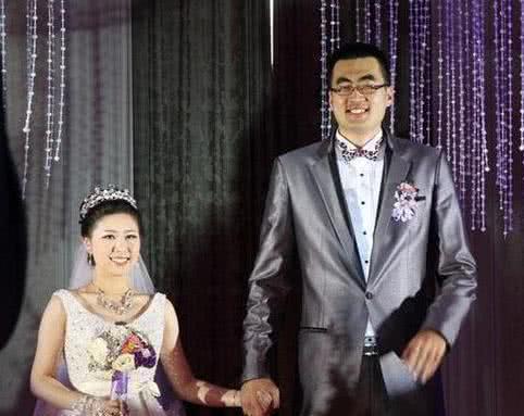 2米21张兆旭现状:和1米53妻子生活舒服,已生可爱女儿!