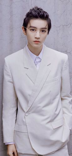 王俊凯也越来越帅,戴眼镜也封印不了颜值.一起感受王总的眼镜杀吧.
