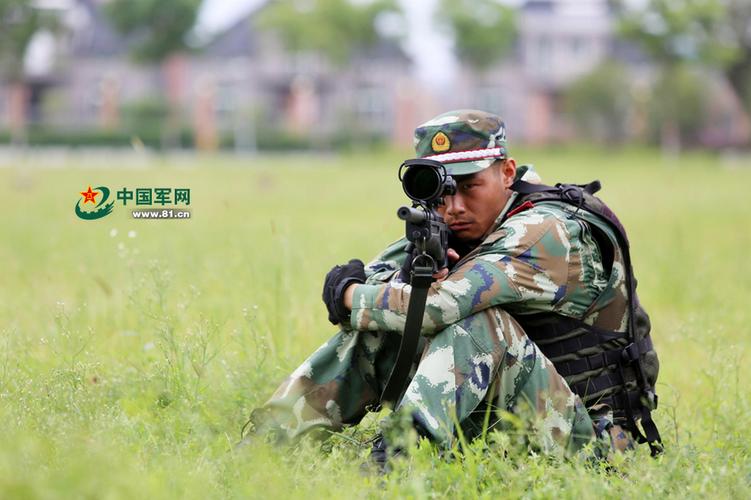 武警狙击手训练:头顶盘子瞄准 米粒上刻字
