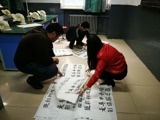 书法老师流水阅卷,认真评分.