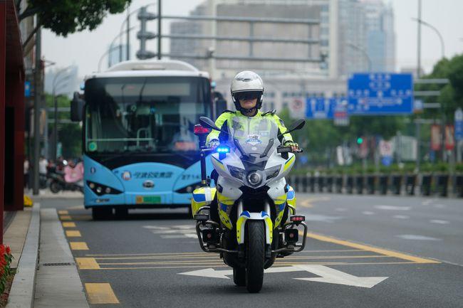 召之即来宁波交警铁骑做群众的守护骑士