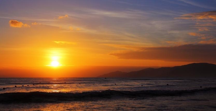 红光由一线变成一片,渐渐染红了云霓,天亮了