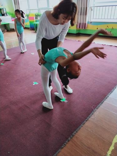 在舞蹈把杆上进行压腿练习,感觉很新奇和开心!