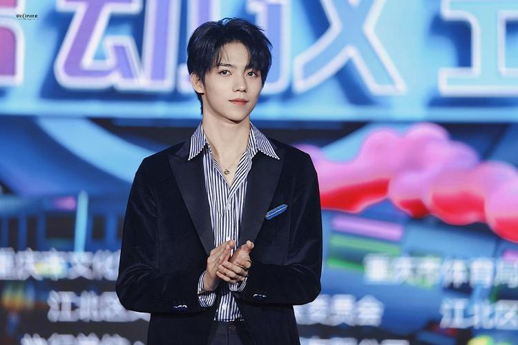 罗一舟问,有没有近期的帝的电脑壁纸