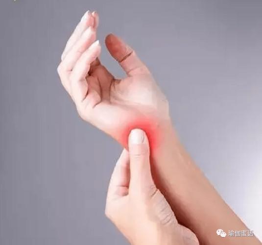 手腕出现疼痛基本上有这几种情况: 劳损所致: 由于活动量较大,关节