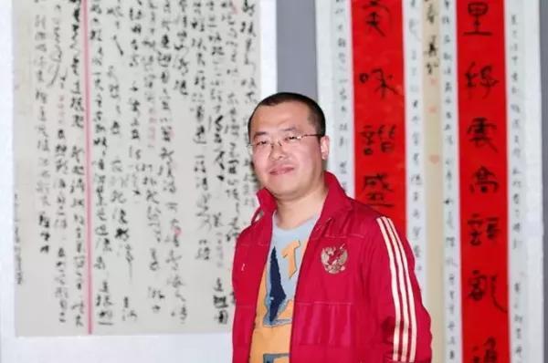 书法师从徐广伟先生.中国书法家协会会员.黑龙江省书法家协会理事.