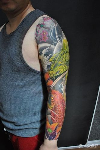 鲤鱼纹身配什么花臂
