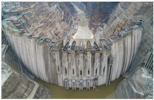 白鹤滩水电站大坝航拍图