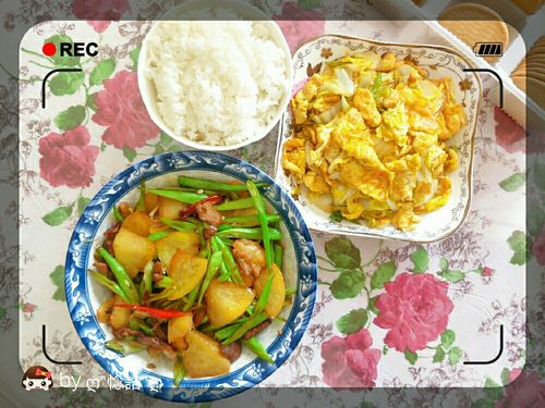 今天午饭做了米饭炒菜!抄了羊肉豆角土豆片,白菜鸡蛋!味道不错哦!