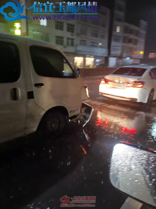信宜池洞发生三车追尾事故,雨天路滑小心驾驶!