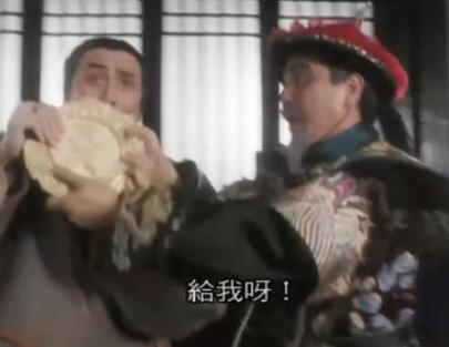 周星驰同学主演的《鹿鼎记》里面有这样一组镜头,吴三桂和吴应熊两人