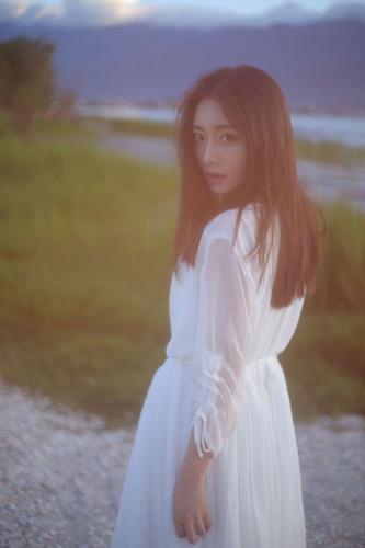 孟璐曝七夕甜蜜大片 文艺灵动获赞"氧气美女"(图)(6)