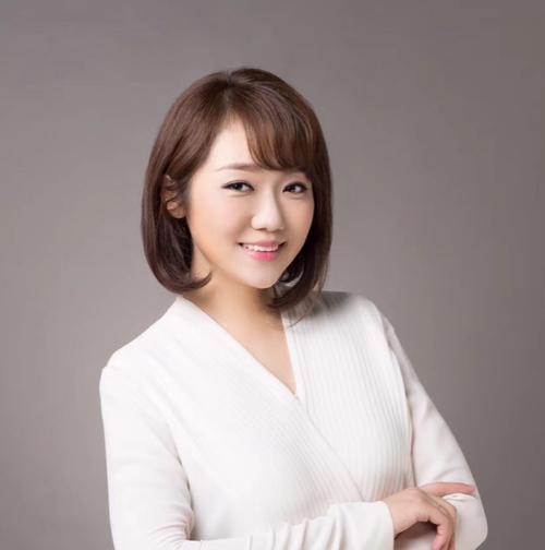 屈炫希《主持工作简介》