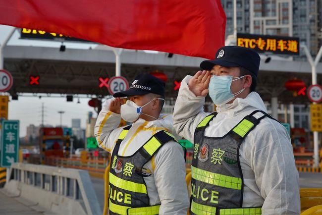 平安365天雁塔战疫警察不退