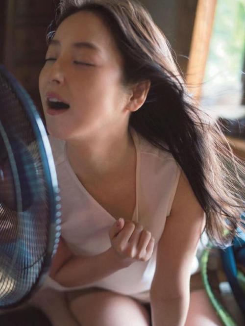 美女,吹个风扇都能这么不正经,我也是服了