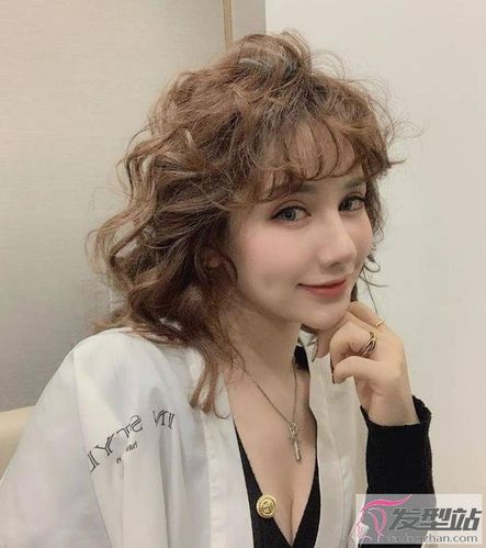 最近非常流行的羊毛卷也属于满头烫发发型,长发烫出这种卷而密的造型