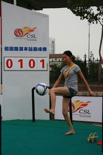 赤脚美女颠球