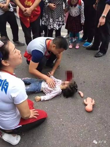 没有注意孩子在马路边上玩玩具,突遭车祸,小女孩当场死亡,随后当地