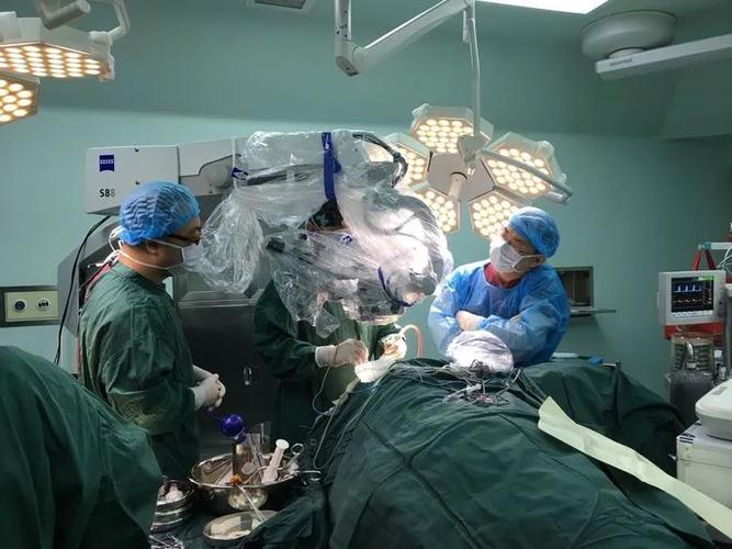 应用神经外科手术显微镜完成脑血管病手术