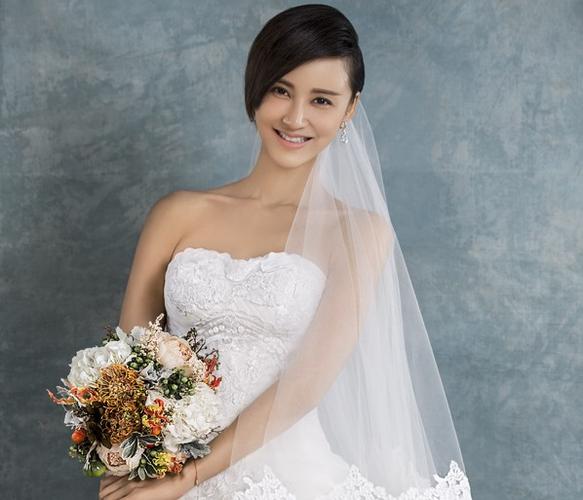 张歆艺唯美婚纱写真:小露香肩显性感(图)