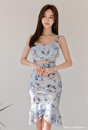 孙允珠再次尝试性感穿搭,两款紧身吊带包臀裙,哪款显凹凸身材?