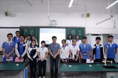 华侨城中学聆听高校之音讲座为学生敲开生涯之门