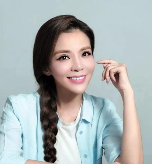 央视主持朱迅近照曝光,这是大变样了?洁白的牙齿格外