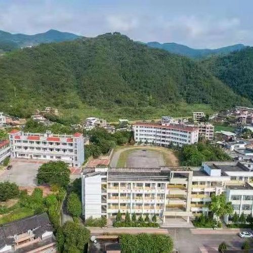 温泉中学                     地址:福建省泉州市安溪县温泉村二选区