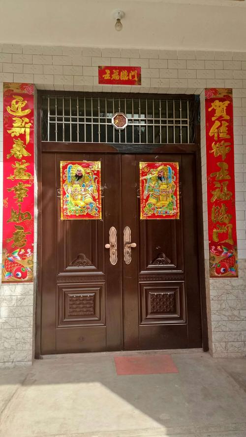过年的第一件事,就是贴对联和门神,一贴就有了新年的气氛!