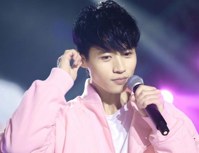 惨遭封杀魏晨靠资本力捧翻红后被傅菁抄袭维权反被骂老