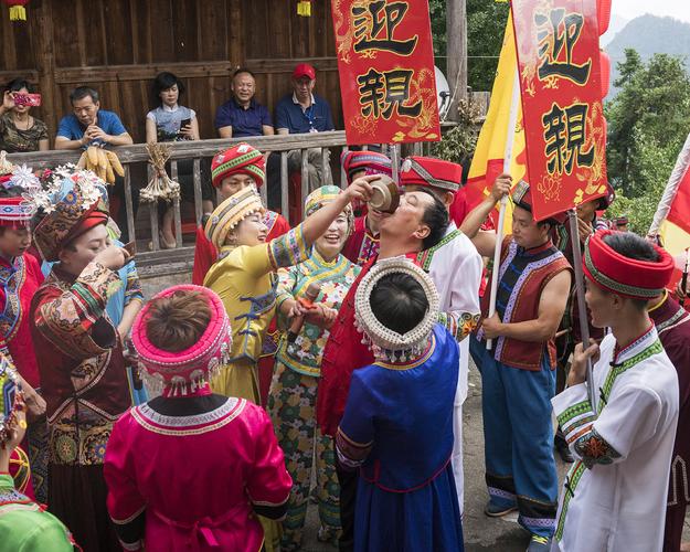 被灌拦门酒脸上抹锅灰 押礼先生在婚礼上被"修理"得面目全非
