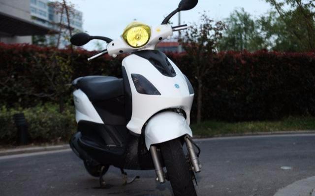 原创最适合城市骑行的踏板车,比亚乔fly50,车友:质量没话说