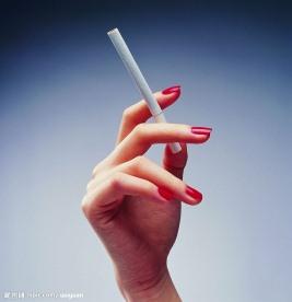 女生手里拿烟的头像
