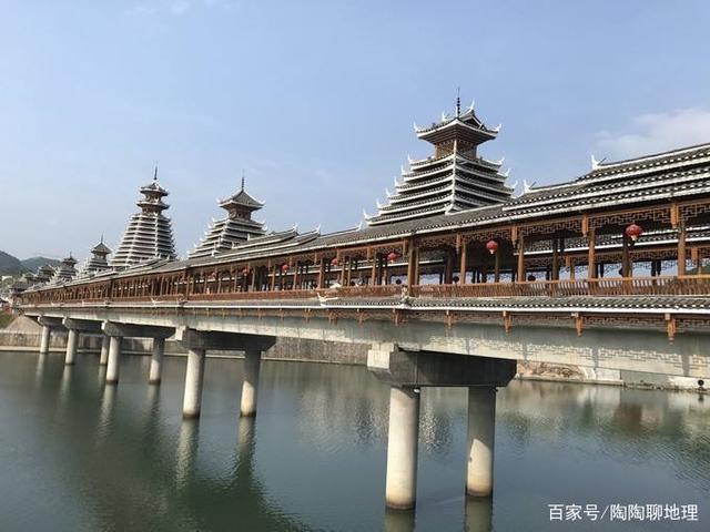 湖南怀化市有一个县,位于湘黔交界处,县城建在半岛上