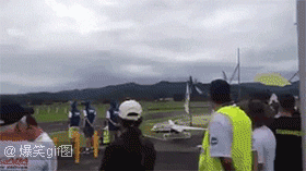 爆笑动态图:飞机还能站着飞~太得瑟了(第1229期)