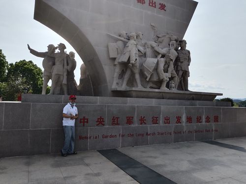 写美篇        一下车,我们一起集体在红军长征出发集结地纪念碑拍照