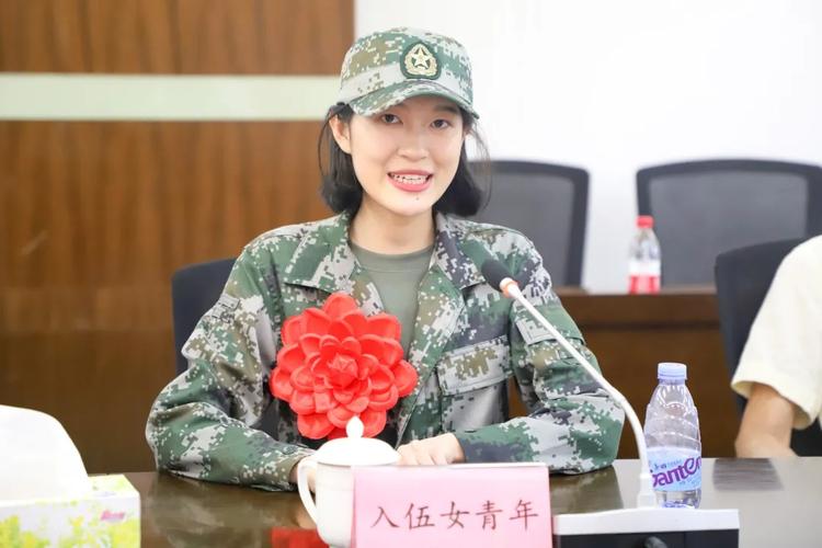 英姿飒爽!桥头欢送今年唯一女兵入伍