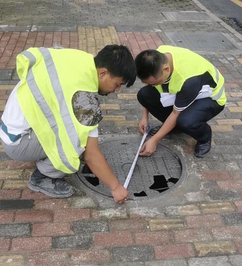 "为保障市民出行安全,我们立即安排施工,于8月15日更换了两处新井盖.