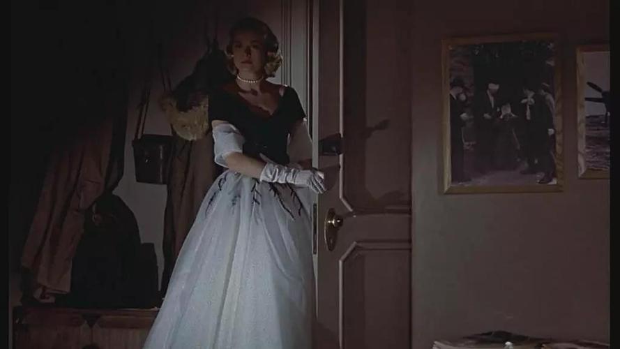 《惊魂记》不敢搜,只好截个《后窗》的女神图