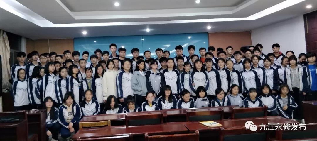 4月9日,永修县总工会为县二中贫困学子发放助学款,送上春日的温暖.