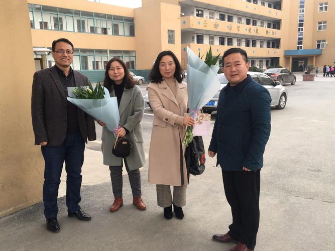 岗集镇中心小学开展庆祝"三八妇女节"献花活动