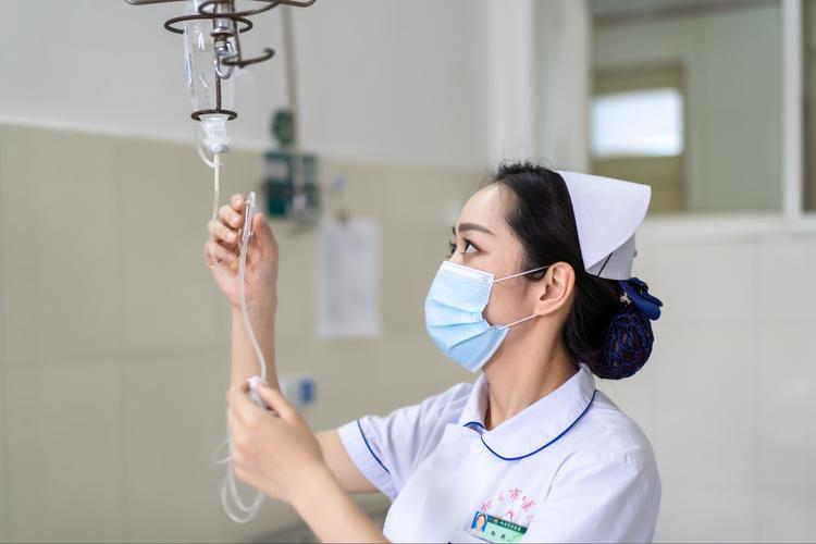 到病房给病人输液,她会反复核对病人的姓名和床位,一丝不苟的样子真让