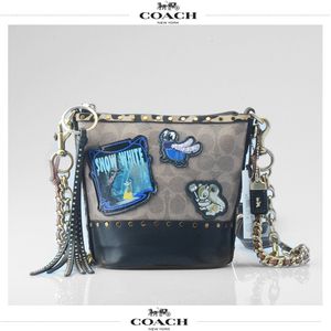 蔻驰女包2018新款coach包包斜挎包单肩迪士尼徽章流浪包正品32930
