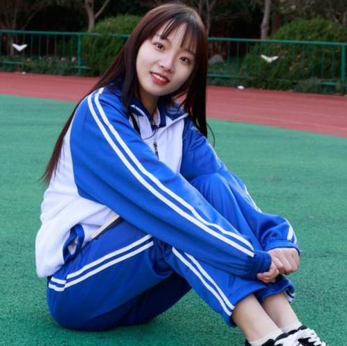 为啥贵族学校的女生校服是裙子,普通学校是裤子?背后原因很现实