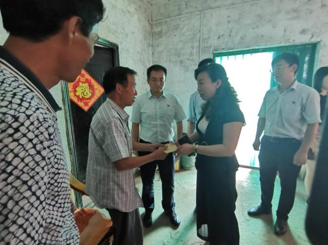新郑市委常委,统战部长李慧芳七一走访慰问困难老党员