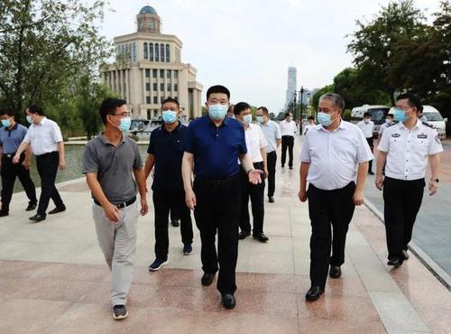周先旺:加强卫生消杀,提升景观设施,展现江滩新面貌